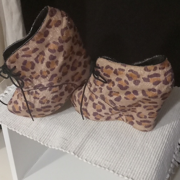 Womens lace up Leopard Booties - Picture 7 of 10